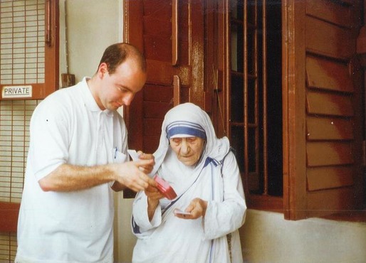 Mutter Teresa 13.Mai 1996 in Kalkutta Student
